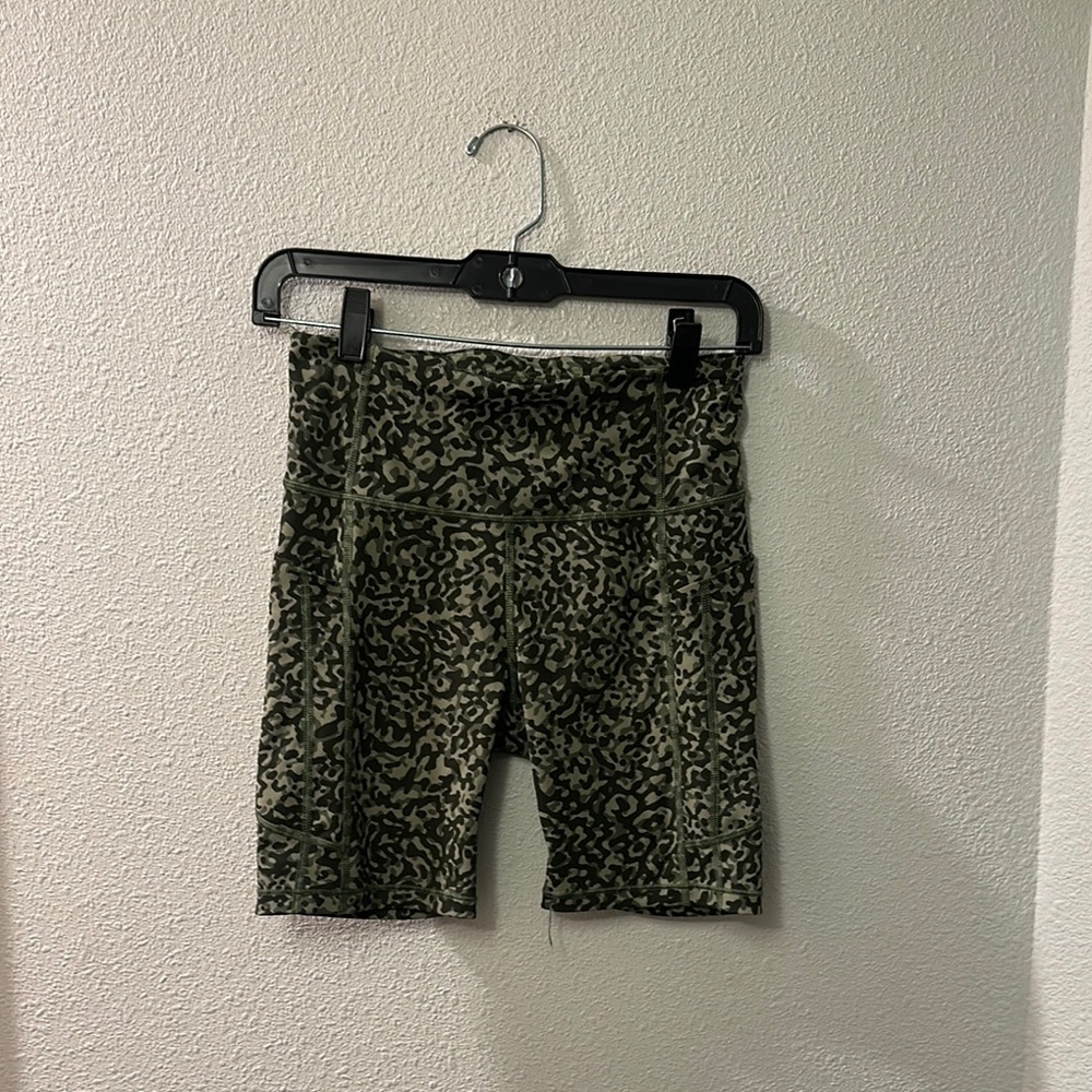 Athleta ultimate stash III Green Patterned Bike Shorts